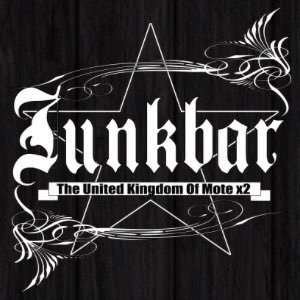 日本一モテモテになりたいバンドJunkbar公式アカウント。
Vo&Gt.tomo(@tomo_2203)Ba.yuji(@yuji_junk_bar)
※こちら発信専用のアカウントとなります。出演依頼、チケット予約などのお問い合わせはinfo@junkbar.netまでご連絡ください。