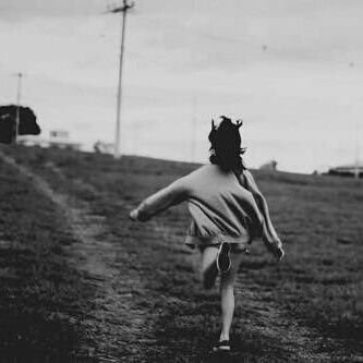 puisipatah's profile picture. Aku, adalah larik larik puisi yang setiap detik kau baca. yang selalu memastikan bahwa perasaanmu baik baik saja dalam dada.