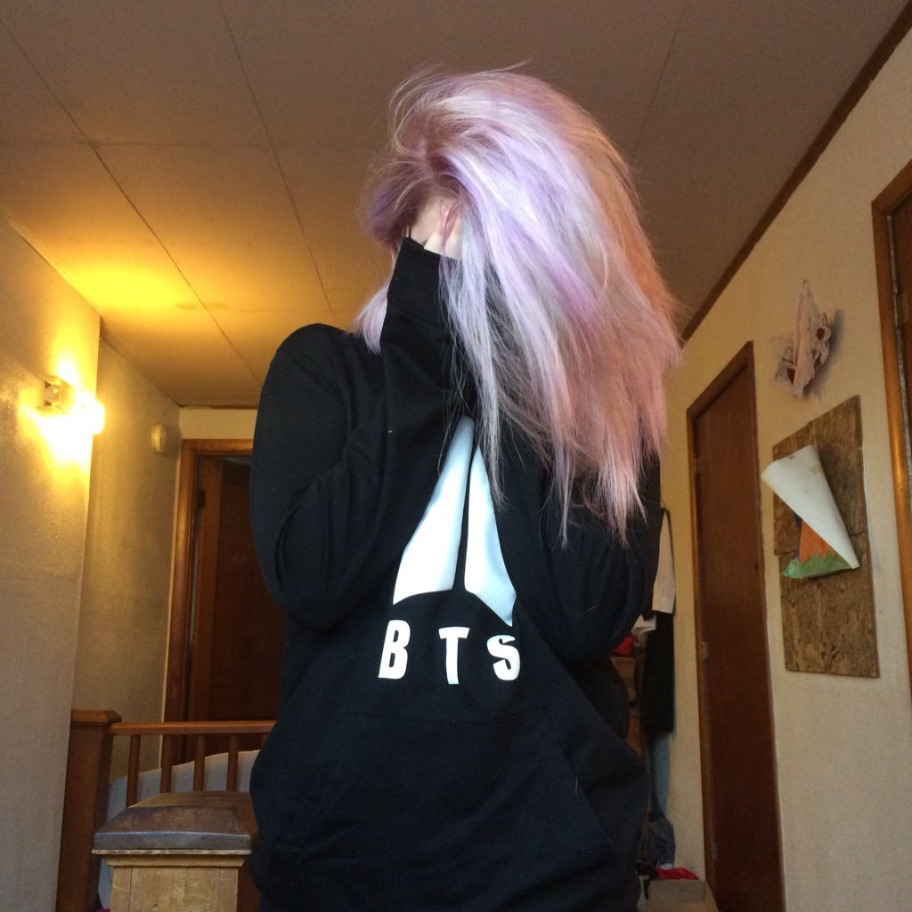 Ryleeizafraid's profile picture. I'm just a nobody who got so emo and fell apart✌️