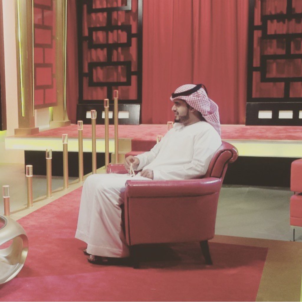 اشغل نفسك بالتفكير المفيد لا تفكر ابدآ بسخف ما يحدث حولك القي بهمومك بعيدآ وعش لرضا الله ثم نفسك. ✋🏻 ماجستير جامعه الكويت علاقات عامة (الاعلام )