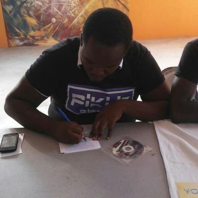 Journaliste-Rédacteur (@Le Nouvelliste, Radio Amikal), Publicitaire (Oups Entertainment), Poète-Slammeur