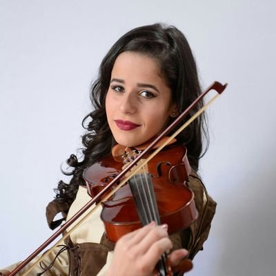 RAIANE STAR is a young brazilian violinist who works in fantasy style. She is currently promoting her work in Brazil and all other countries.