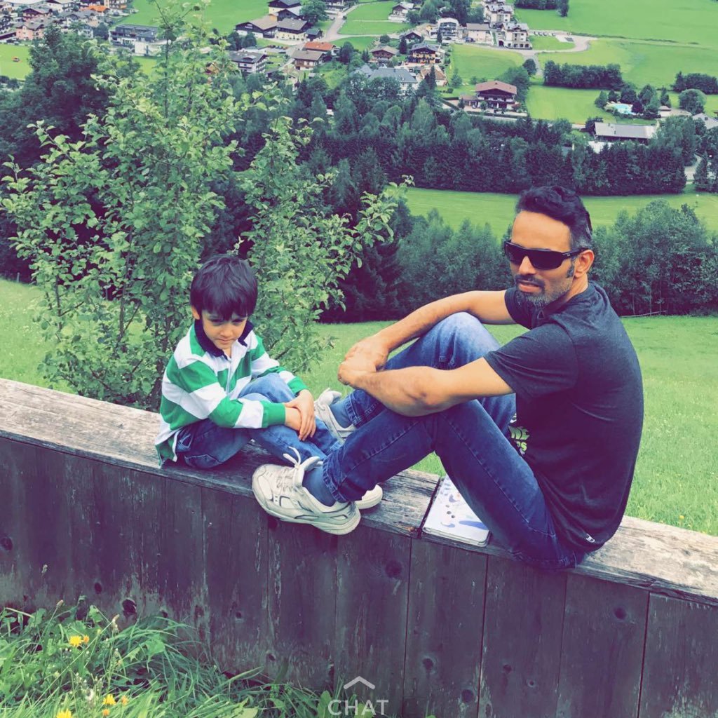لنِ أعبثِ بشخصيّتيِ لأرضّيِ الآخرينِ إنِ لمِ تٌعجبك فغيرّك يعشّقهآِ بجنوٌن