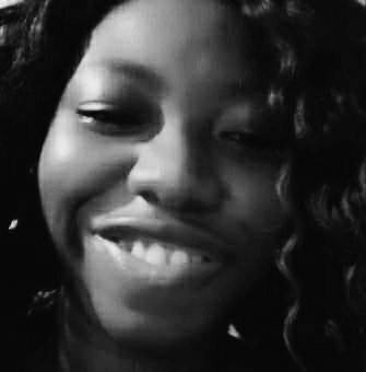 Infographiste, entrepreneur, directrice et créatrice de kiki scarf.