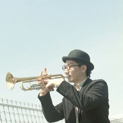 神奈川県出身。ミュージシャン。トランペット、笛、たまにコーラス、校正。バンドはハッチェルズ、太陽肛門スパパーン、笹口騒音オーケストラ、FunkUpBrassBand。他サポート・レコーディングetc.