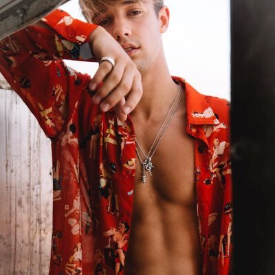 DrewKingKC's profile picture. 𝙞 𝙤𝙥𝙚𝙣 𝙮𝙤𝙪𝙧 𝙡𝙚𝙜𝙨 & 𝙜𝙤 𝙨𝙩𝙧𝙖𝙞𝙜𝙝𝙩 𝙩𝙤 𝙮𝙤𝙪𝙧 𝙝𝙚𝙖𝙧𝙩