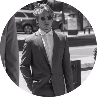 23 ans / Pas tout à fait journaliste mais presque / Vegan dans son coin / Je tourne pas très bien / He/il