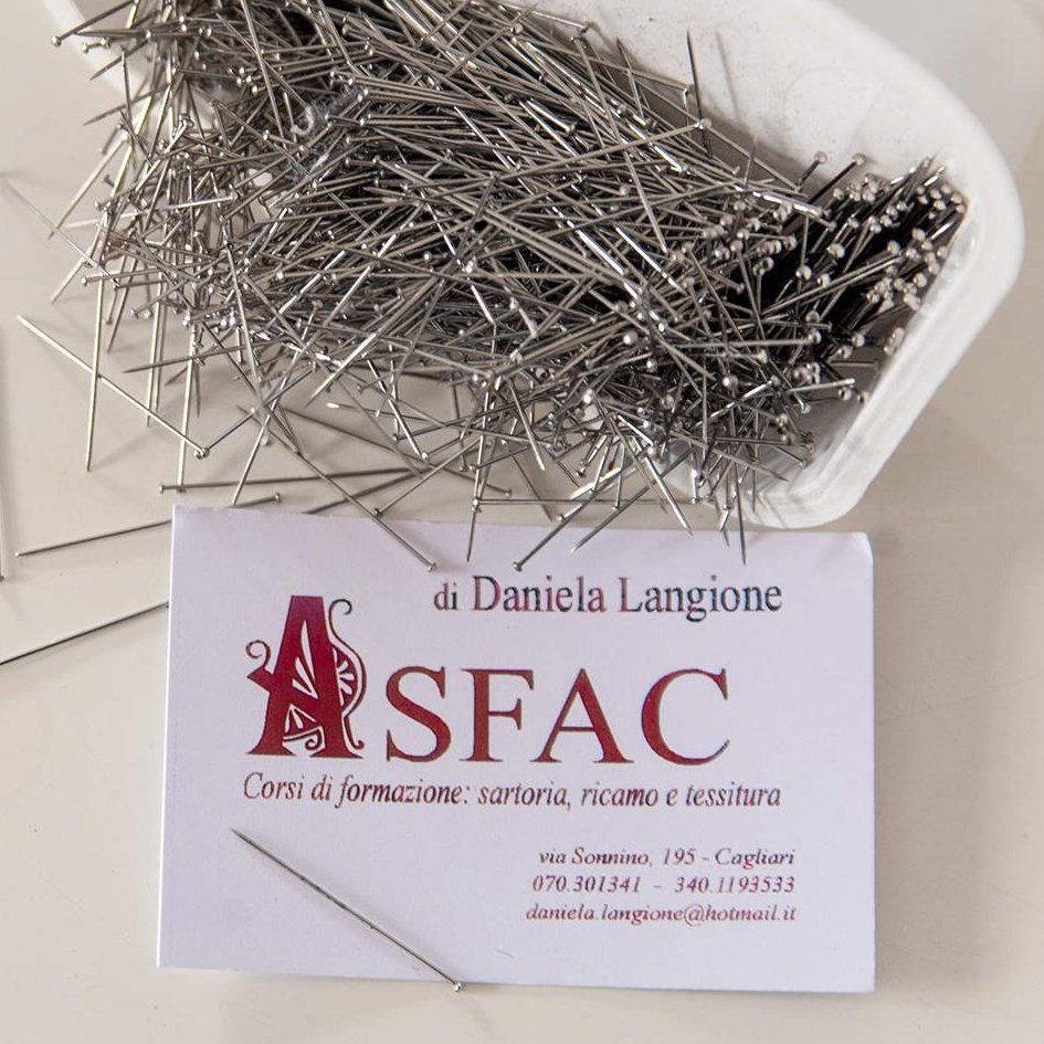Maestra artigiana nel settore tessile, presiedo una associazione (As.F.A.C.) il cui scopo è la formazione nel settore della sartoria e della tessitura.