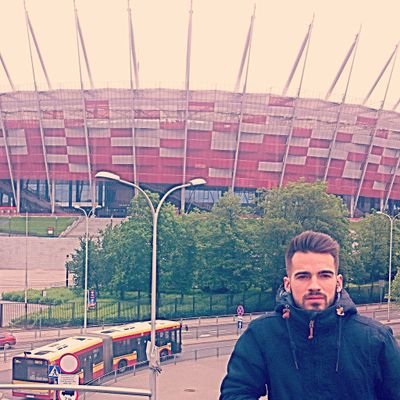 Alérgico a la puntualidad, voy retrasando mi muerte. No tengo prisa en llegar.