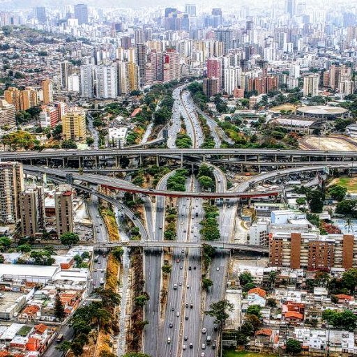 Observador a través de una ventana... en una ciudad cualquiera.