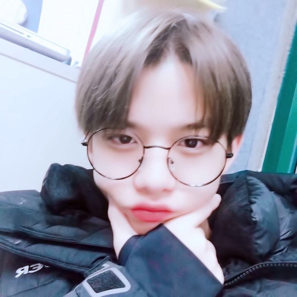 BJinyoungb's profile picture. 