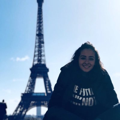 VrcAlice's profile picture. Tengo una cicatriz en el labio, mis amigas dicen que tengo unos ojotes, me gustan los tennis y comer papas con valentina.