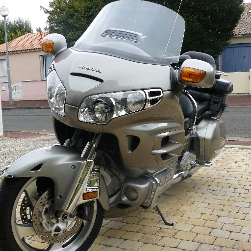 Du 6 cylindres sur 2 roues aux 6 roues avec 2 moteurs électriques sans qu'il y ait de relation entre les 2