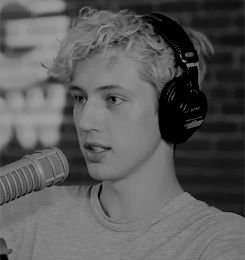 donotopen_02's profile picture. 시반💜💛💚💙
🌈