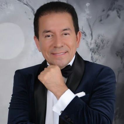 Cantante y compositor Colombiano del género popular #tuimagenyeltrago #sufrecorazon #hablamedeti
