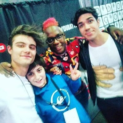 Olá vim do YouTube do meu canal chamado Decidueye Conceição para fazer tweets, MUITO FIXES!!! Nick no fortnite Decidueye_Martim mandem que eu aceito...