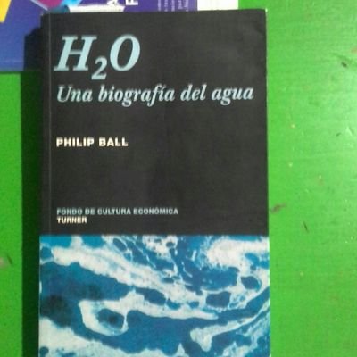 Tránsito por la vida de la mejor forma posible. Leo hasta donde puedo comprender y veo hasta donde mis ojos y oídos lleguen.