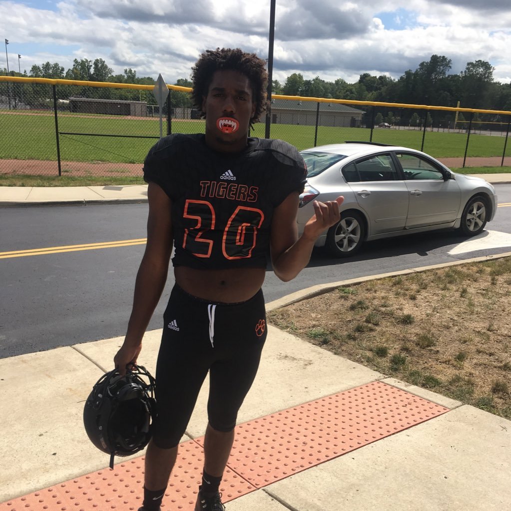 Wavy |BHS |Student Athlete |OLB DE |2K19 TAK3OV3R|🇧🇸