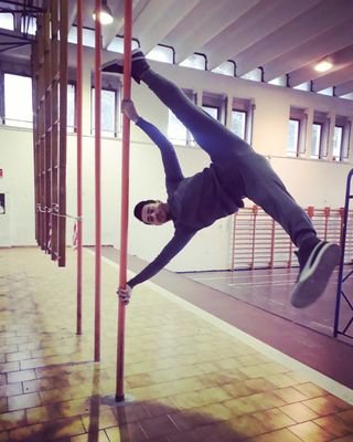 Hai delle ali, spalancale e vola, vola finchè ti è concesso, solo chi è provvisto di ali riesce a volare.
Io volo danzando, perchè la danza sono le mie ali.🌌