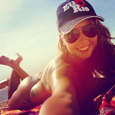 Vergonhoso não é você ser lésbica e mostrar sua felicidade, vergonhoso é você não mostra sua felicidade com medo das criticas da sociedade. 👩❤️👩