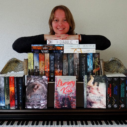 Blogger van Winged Books (reviews van YA en NA boeken), schrijfster (YA), muzikant (piano, ukulele), pedagogisch medewerker (Hoera)