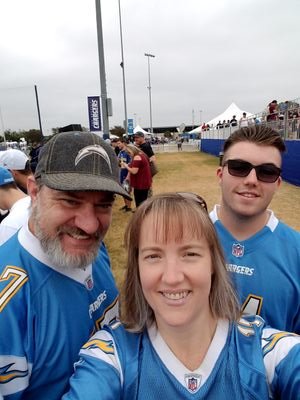 I ❤ The Chargers ⚡💙💛 I'm a wife to an ARMY Veteran 🇺🇸, mother and LVN. I have 2 dogs and Dolphins are my favorite wild animal.