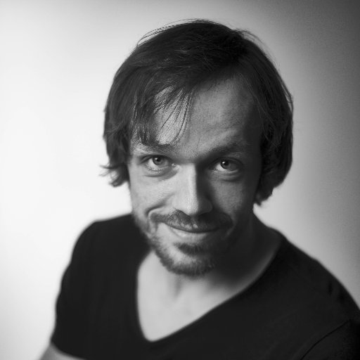 Wim Perneel (1985) is cabaretier, acteur, verteller en muzikant. Hij maakt theater met een extra dimensie en een humoristische kijk op het leven.