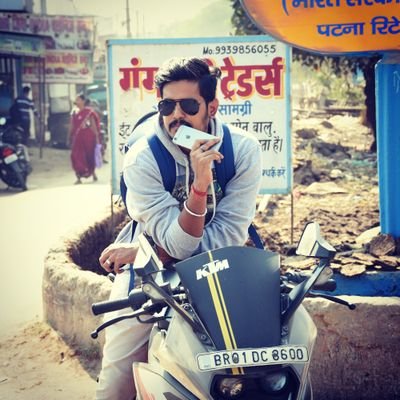 तेवर तो हम वक्त आने पे दिखायेंगे ,,
शहेर तुम खरीदलो उस पर हुकुमत हम चलायेंगे…!!!
