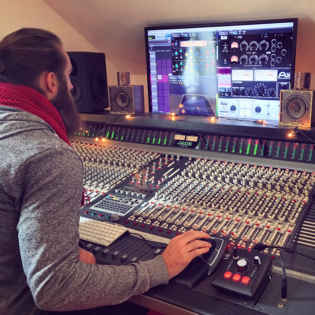 yourmixingguy's profile picture. Hey I'm Michael and I'm Your Mixing Guy - Producer & Mixing Engineer based in Electric Mojoland!