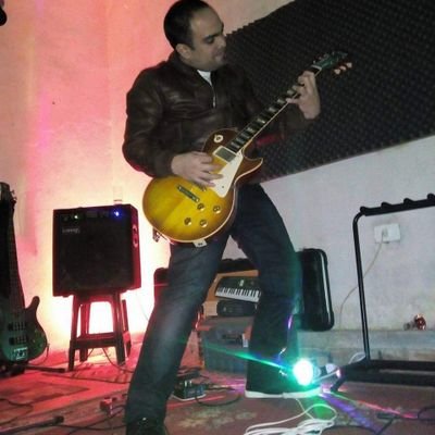 Paraguayo.. Fanático del Club mas grande del mundo Club Cerro Porteño!! me gusta salir, me gusta la musica amo el Rock!! soy impredecible!! Aguante Azulgrana!!