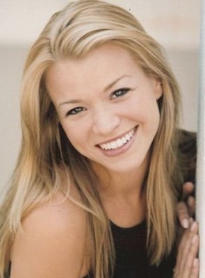 rosa_rose007's profile picture. I'm a make-up junkie, love teaching how to wear make-up.