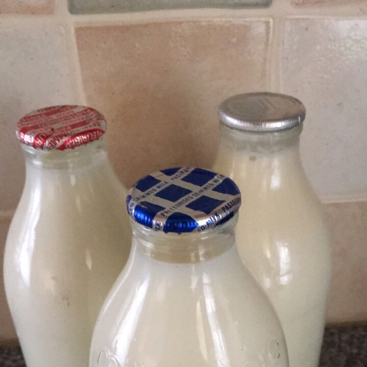 Milkman pushing to get back to glass.#glassmilkmovemoment #backtoglass #doorstepdelivery