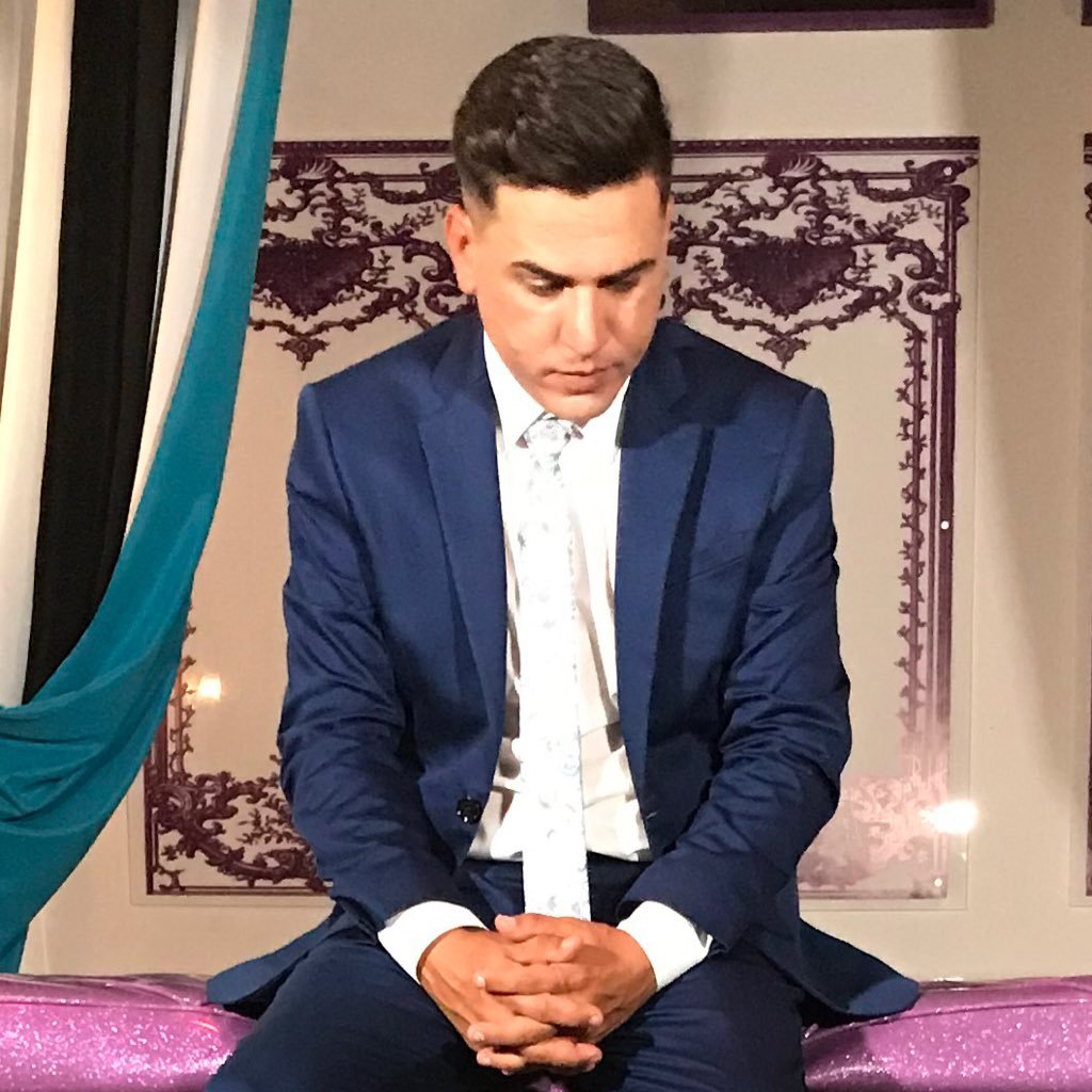 Cantante y compositor. Lanza su sencillo Corazón En Guerra en el 2016 dandose a conocer en ciudades como Toronto, Boston, Miami, entre otras.