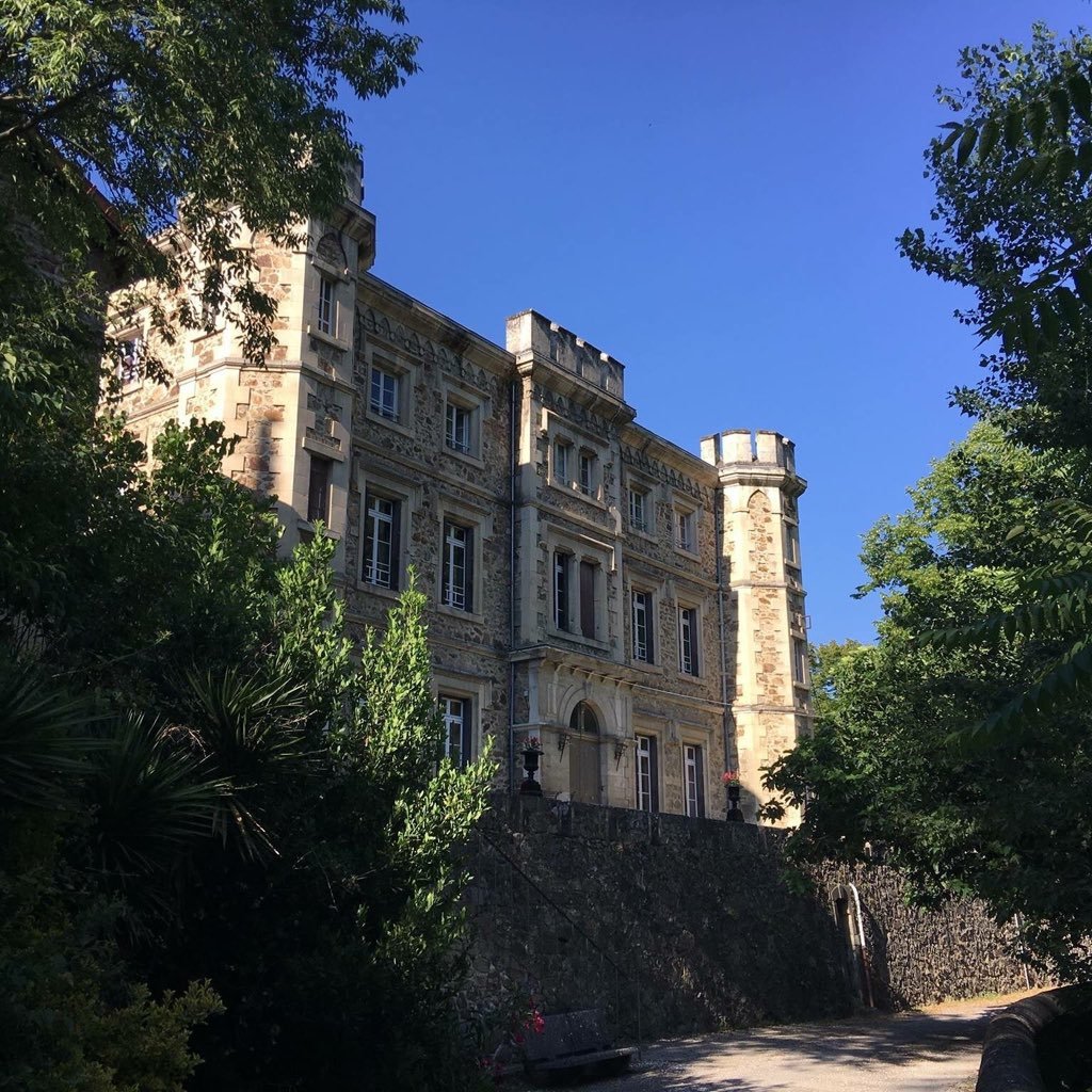 Implanté sur une presqu'île privée en Drôme des collines, le château de Rochetaillée, vous accueille dans ses gîtes et chambres d'hôtes .