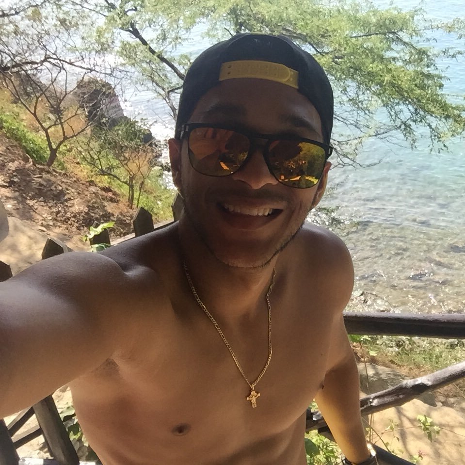 Nacido en Cartagena De Indias,Profesional En Comercio Internacional, Especialista en gerencia del Talento Humano(UJTL)