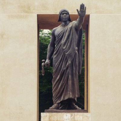 Citoyenne du monde toujours plongée dans ses bouquins 📚🌍
*Fière d'être française, fière d'être béninoise*