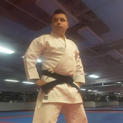 Mexicano, Egresado de la Escuela Nacional de Entrenadores Deportivos, Cinta negra en Karate 1er Dan, todo un apasionado del Deporte!!!