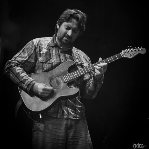 Italian Romantic Songwriter. Cantautore innamorato delle parole. La musica è la mia vita, la poesia è la mia gioia e la pratica è la mia terra.
