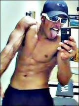 Marrento, metido, eu acho todo dia. Pra Ser desejado não simpatia pode ter. \o/