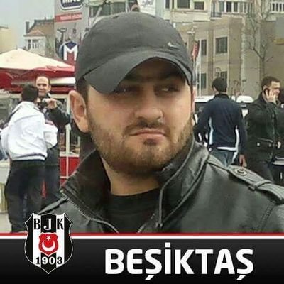 Beşiktaş semtimin rüzgârına kapılmış..İnönü diye Haykıran Asi Delikanlı..