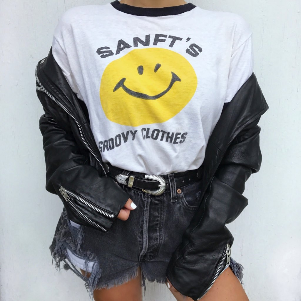 🙂 HAND-PICKED VINTAGE TEES 🙃 @brittanysanft & @amandasanft • Instagram : @shopsanft ⬅️