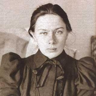 Marxista-leninista, estudiante de ciencias físicas y mujer en formación. ¡Por la reconstitución ideológica-política del comunismo!
