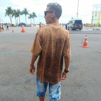 O segredo da felicidade é simples: viva o hoje, esqueça do ontem e não planeje o amanhã.