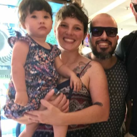 Bióloga, programadora, easy going, mãe da Alice, aluna do Buda.