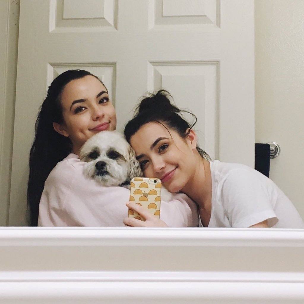 “Robin’s in a work meeting, watching the livestream, and getting dumped by her boyfriend. She is quite a multitasker!” -@veronicamerrell