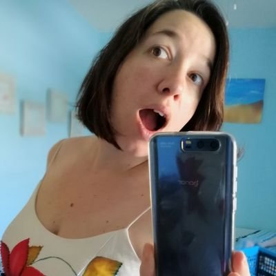 Multipotencial, generalista, artista, feminista y a veces hasta lista.
Profe a los 40. De informática.