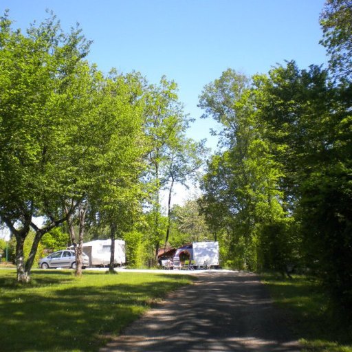 Camping Familial 4⭐️, calme, ombragé et fleuri, situé dans le Périgord Noir, près des grottes de Lascaux, et des villes classées comme Montignac et Sarlat