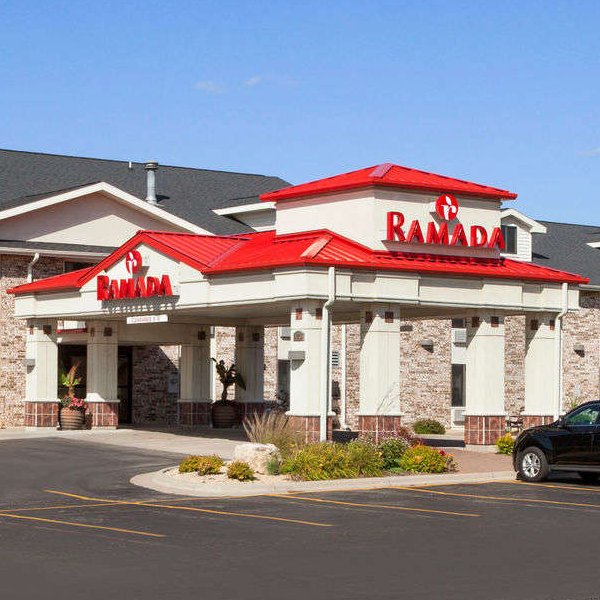 Come to our Ramada Wisconsin Dells hotel for hospitality and comfort you can count on. We offer a prime spot off I-90 and I-94.