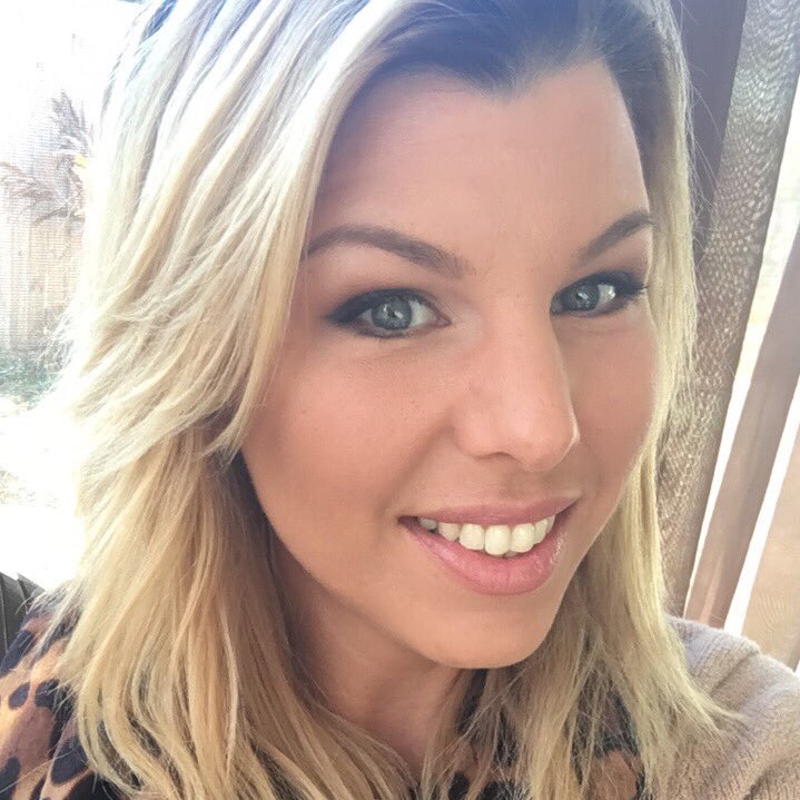 Domestic goddess who loves the ocean, making things pretty, #merwife & #mermom 🐳 leave only footprints 👣 @justmelaurieee IG & SC