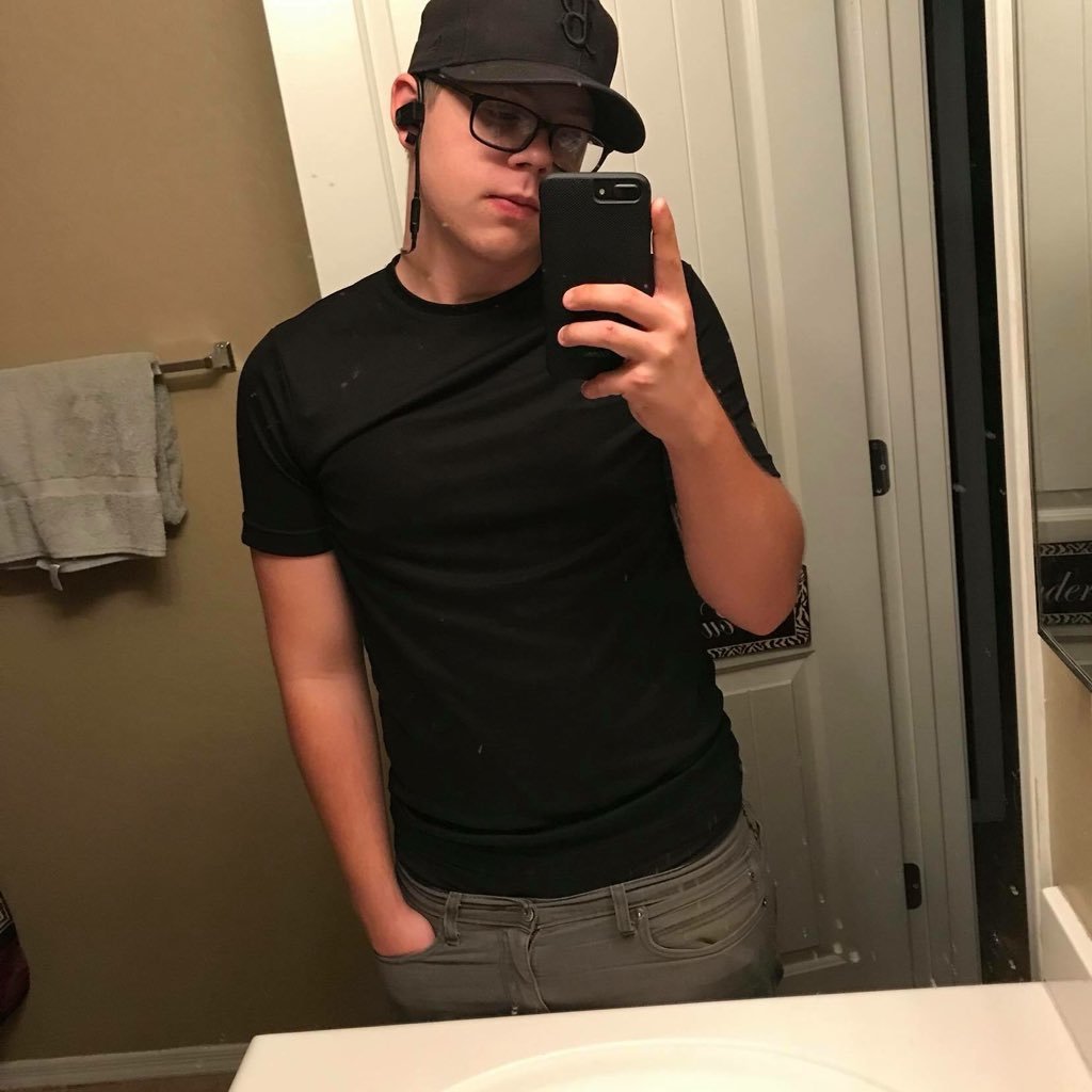 6’1, single and chill hmu😏